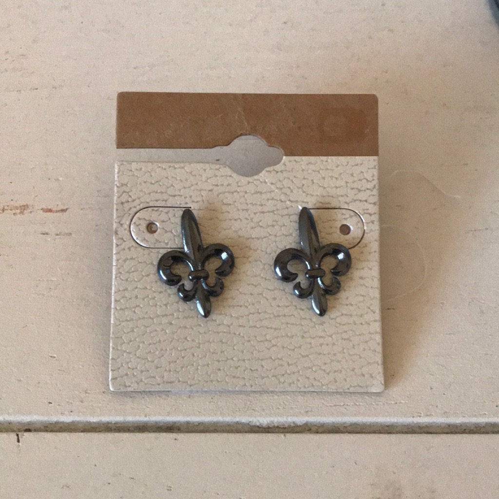 Bke Fleur-De-Lis Metallic Grey Earrings #546